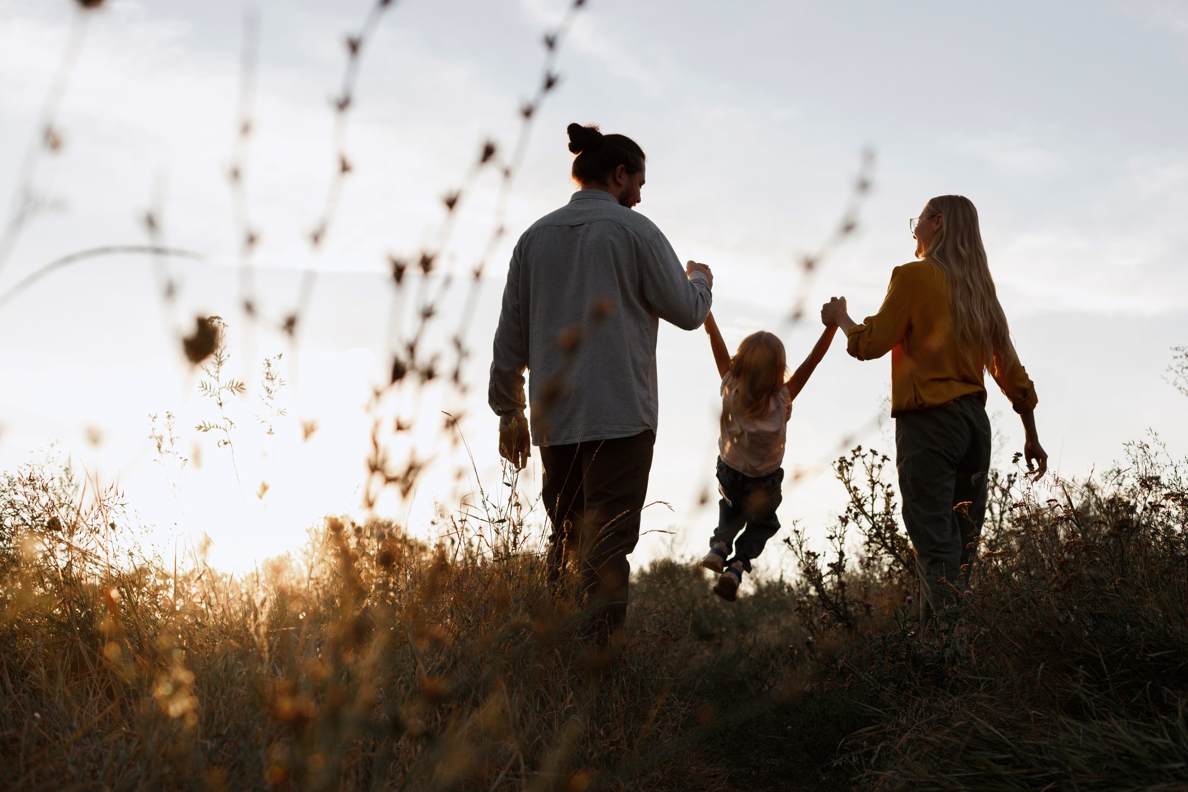 Familie geniesst gemeinsame Zeit in der Natur